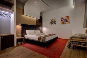 Kamar Triple | Minibar, brankas, meja kerja, dan tirai kedap cahaya