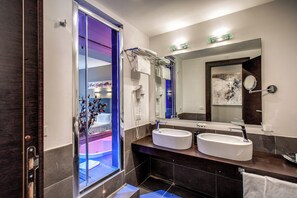 Triple Room | Bathroom | Shower, eco-friendly toiletries, hair dryer, slippers - Hotel Rinascimento  (Rome)