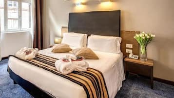 Minibar, coffres-forts dans les chambres, bureau, rideaux occultants