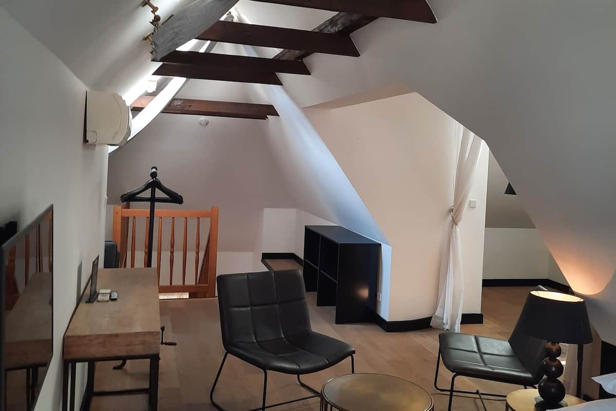 In-room safe, blackout curtains, free WiFi, bed sheets