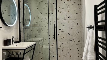 Standard Double or Twin Room | Bathroom | Shower, free toiletries, hair dryer, bidet