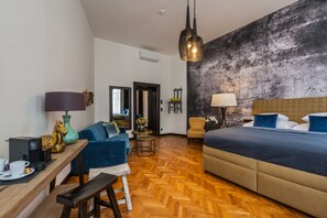 In-room safe, blackout drapes, free WiFi, bed sheets - Hotel Antik (Prague)