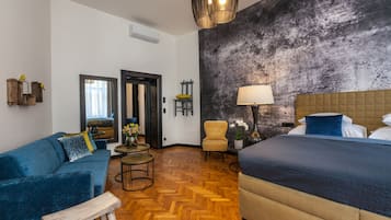 In-room safe, blackout curtains, free WiFi, bed sheets