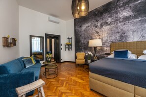 セーフティボックス (室内)、遮光カーテン、WiFi (無料)、ベッドシーツ