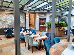 朝食 (ビュッフェ)、毎日提供 (1 名様 250 CZK)