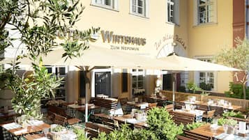 Frokost og middag serveres, tyske retter, uteservering