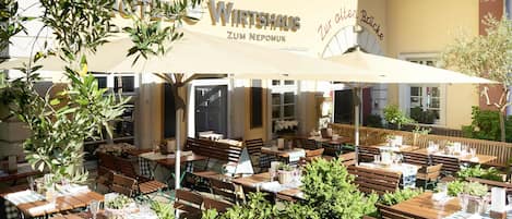 Se sirven desayunos, cenas y cocina alemana con mesas al aire libre