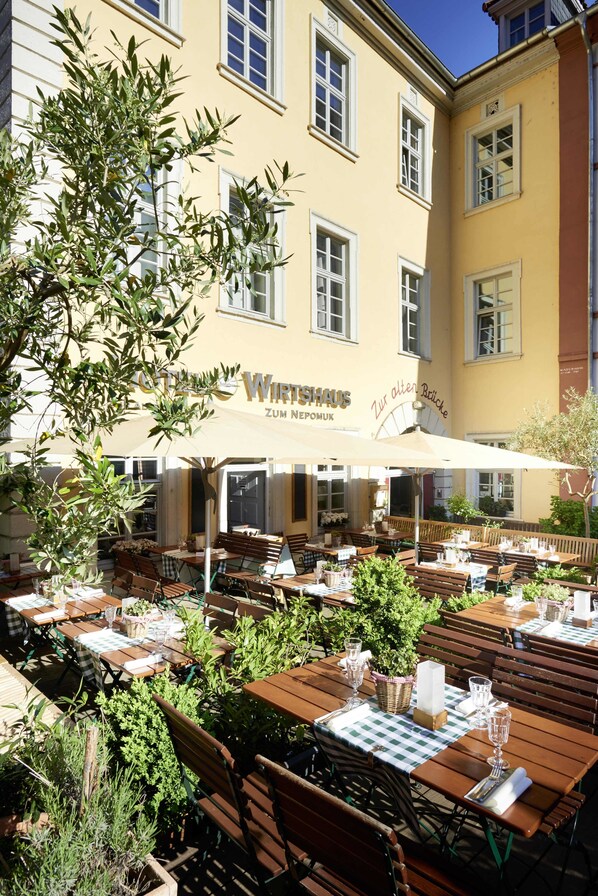 Breakfast, dinner served; German cuisine, alfresco dining - Hotel Zur Alten Brücke (Heidelberg)