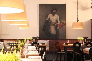 Breakfast, dinner served; German cuisine, alfresco dining - Hotel Zur Alten Brücke (Heidelberg)