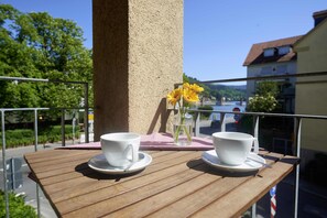 Dobbeltrom – classic, 1 soverom, elveutsikt, anneks (Stair Access) | Allergitestet sengetøy, safe på rommet og individuelt dekorert