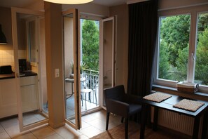 Standard Apartment, 1 Bedroom, Non Smoking | In-room dining