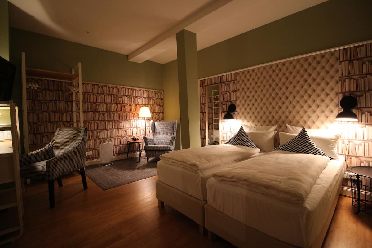 economy room | hypo-allergenic bedding, in-room safe, individually decorated
