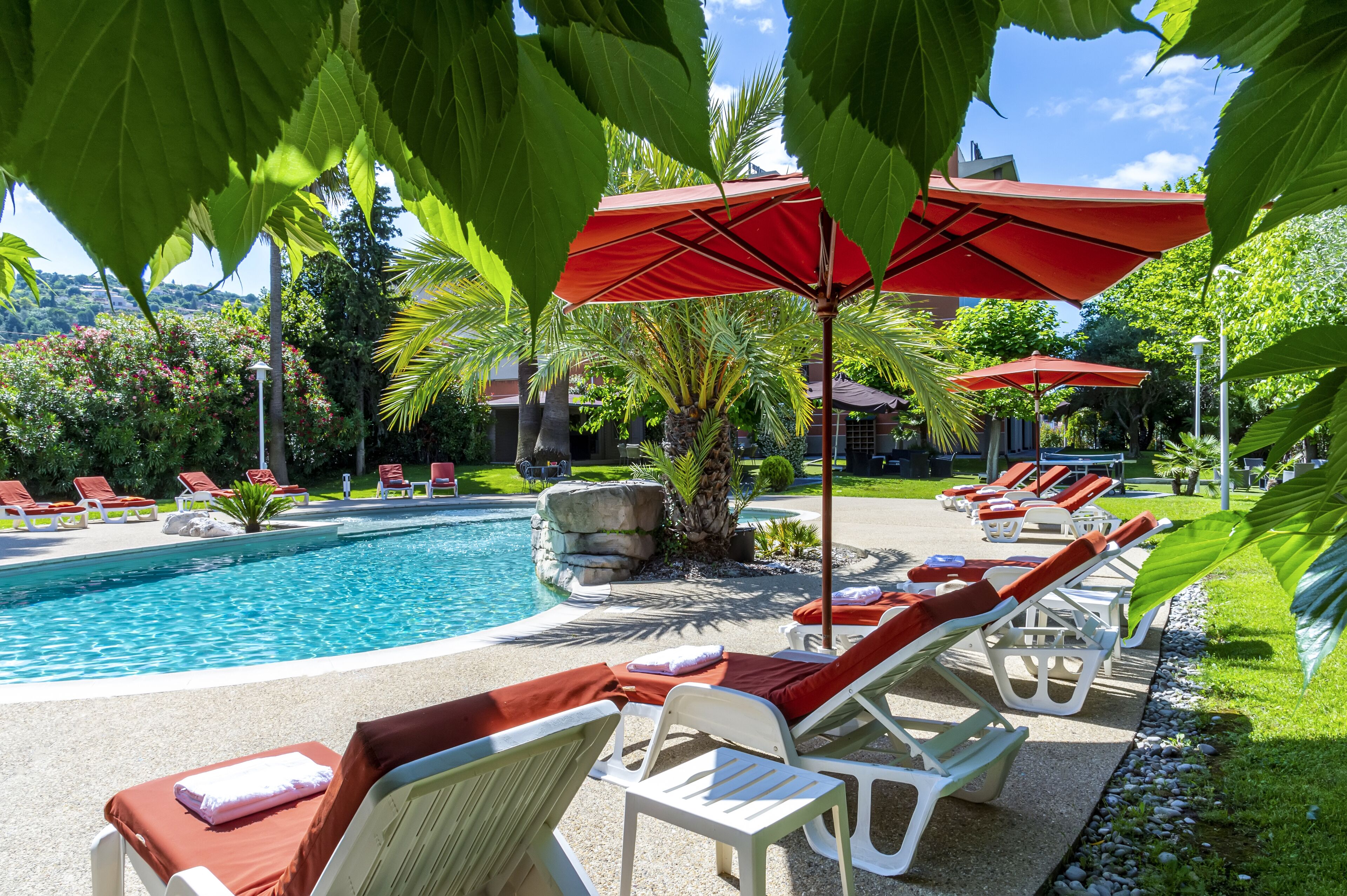 สระว่ายน้ำกลางแจ้งเปิดตามฤดูกาล, ร่มริมสระว่ายน้ำ, เก้าอี้อาบแดดริมสระ