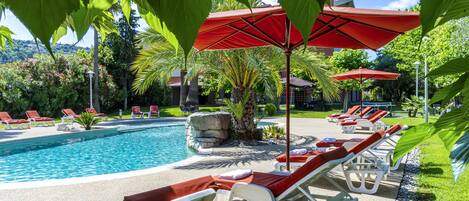 Außenpool (je nach Saison geöffnet), Sonnenschirme, Liegestühle