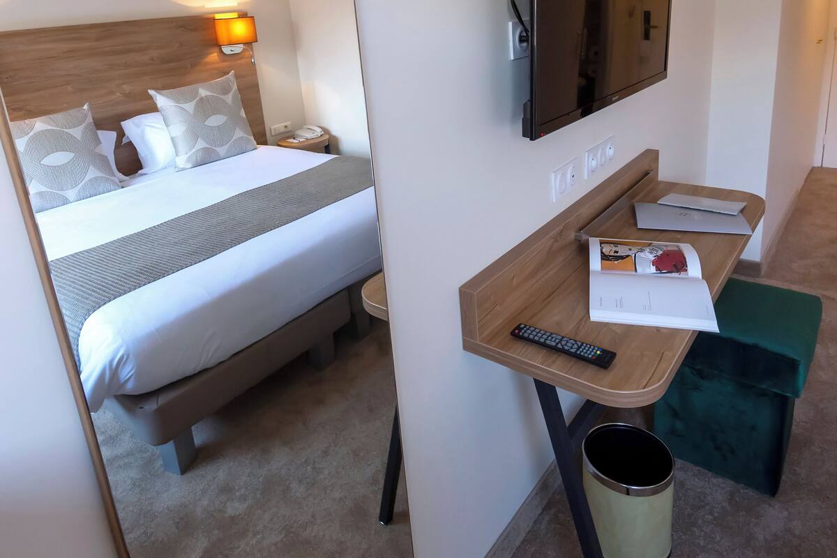 Classic Room | Minibar, in-room safe, desk, blackout curtains