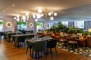 Der serveres frokost og franske retter med udendørs servering 