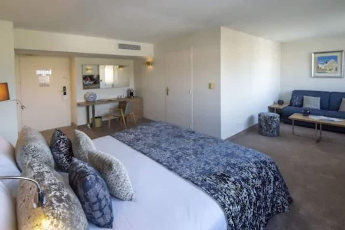 Junior Suite | Minibar, in-room safe, desk, blackout drapes