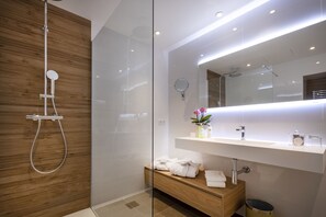 Minibar, caja de seguridad en la habitación y escritorio 