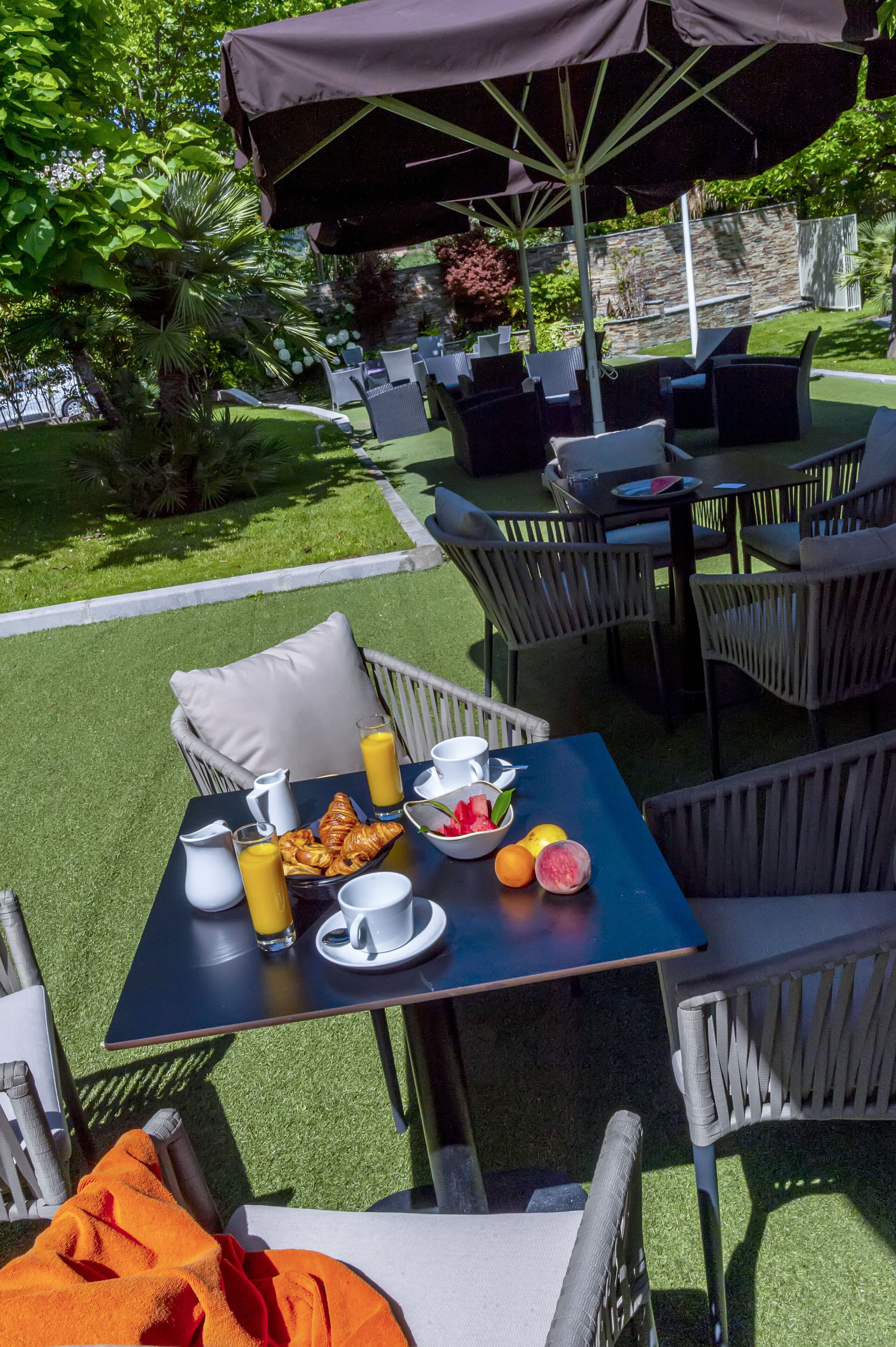 บริการอาหารกลางวัน, อาหารฝรั่งเศส, บริเว ณรับประทานอาหารกลางแจ้ง 