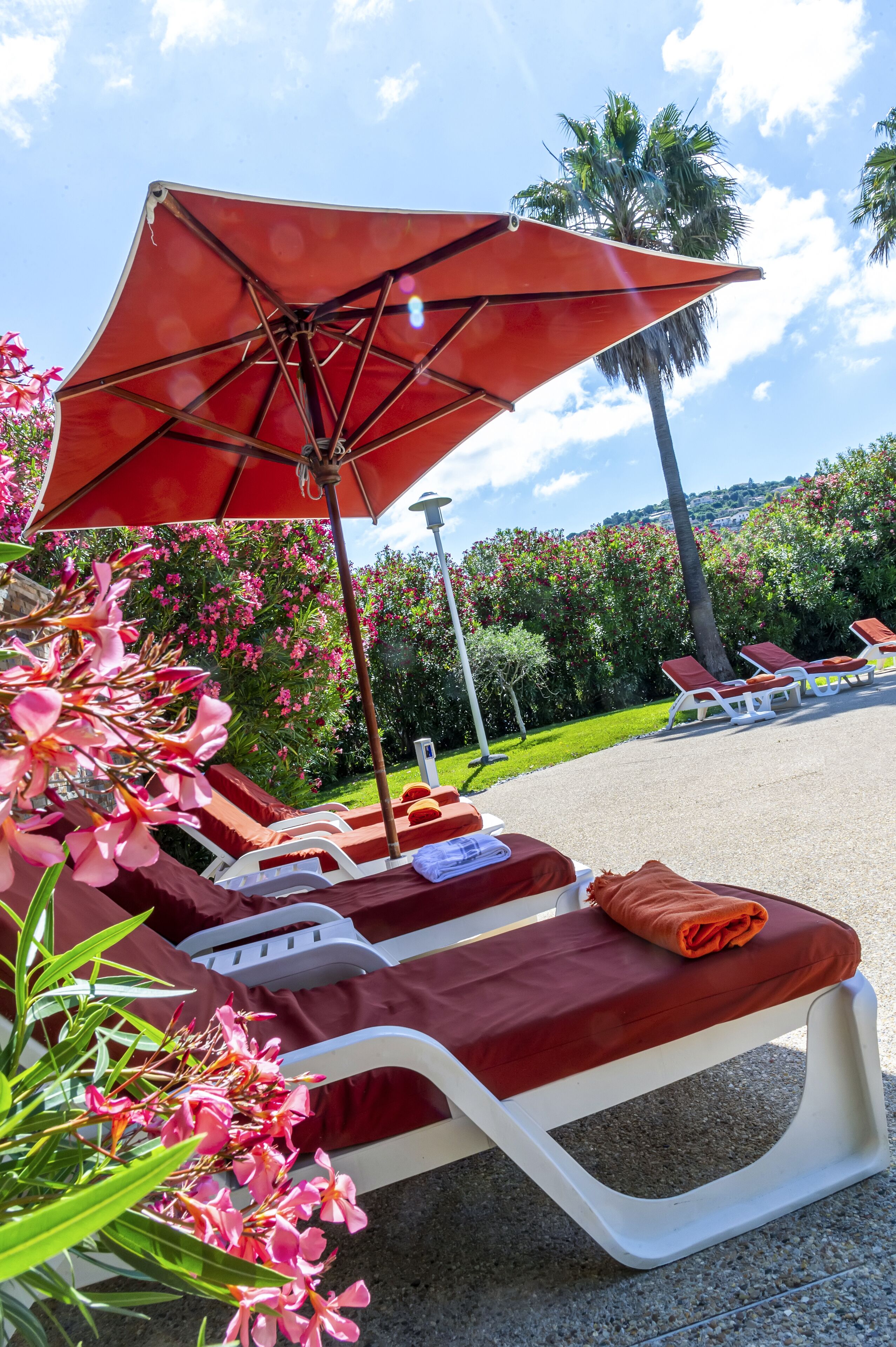 Una piscina al aire libre de temporada, sombrillas