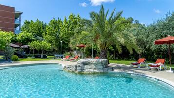 Seasonal outdoor pool, pool umbrellas, sun loungers