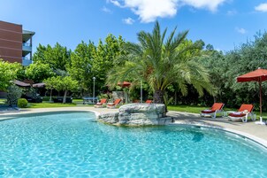 Sæsonbestemt udendørs pool, parasoller, liggestole