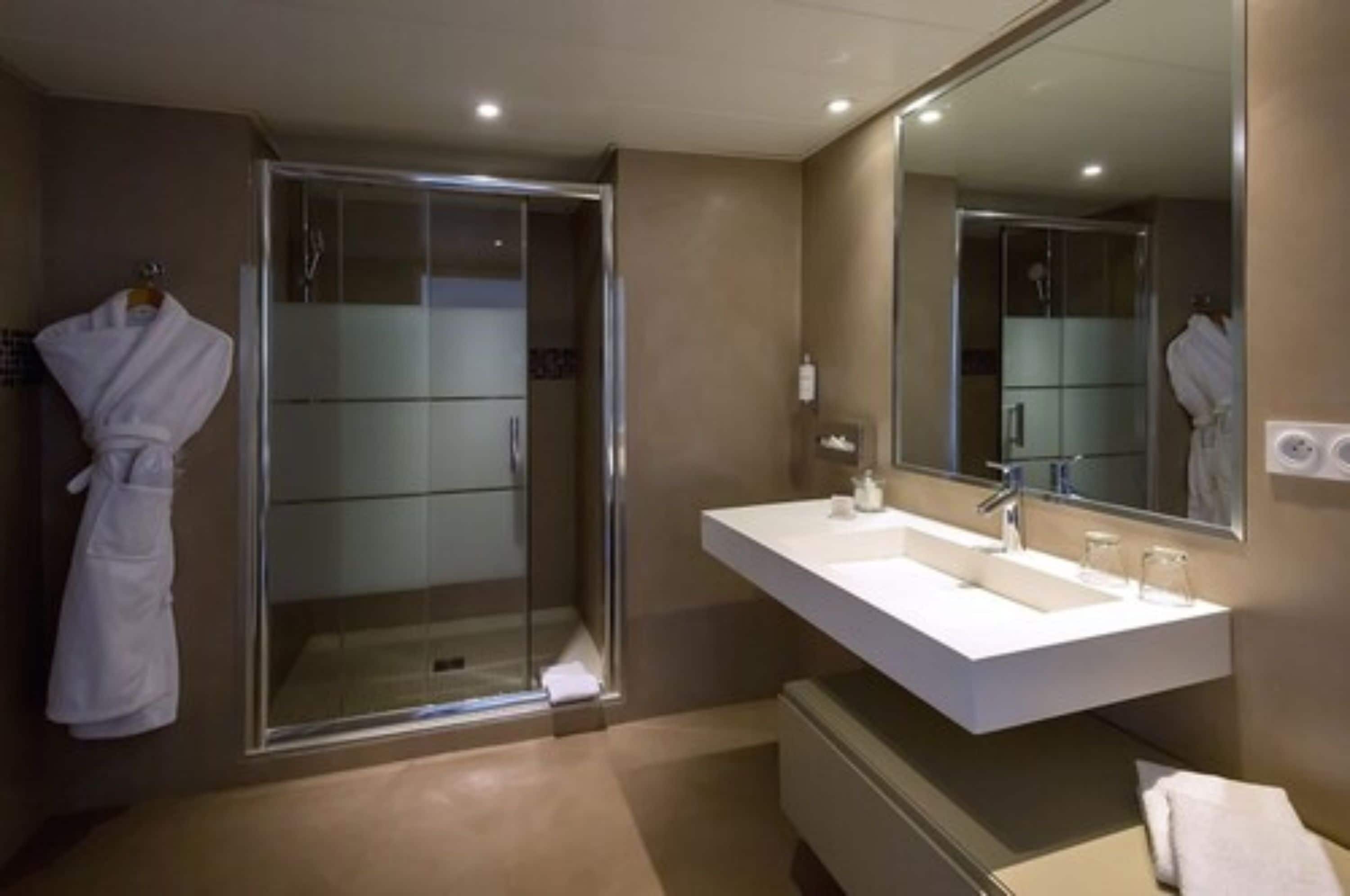 junior suite | bathroom | free toiletries, hair dryer, towels