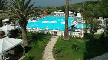 Piscina all'aperto, lettini