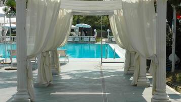 Outdoor pool, pool loungers