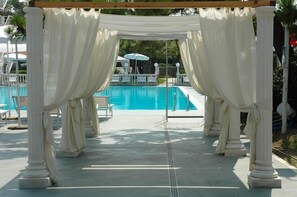 Piscine extérieure, chaises longues