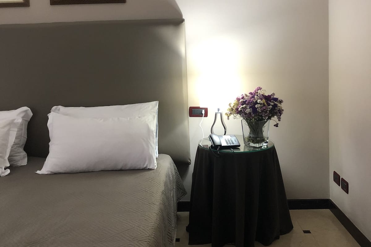 Eenpersoonskamer | Een minibar, een kluis op de kamer, een bureau, babybedden