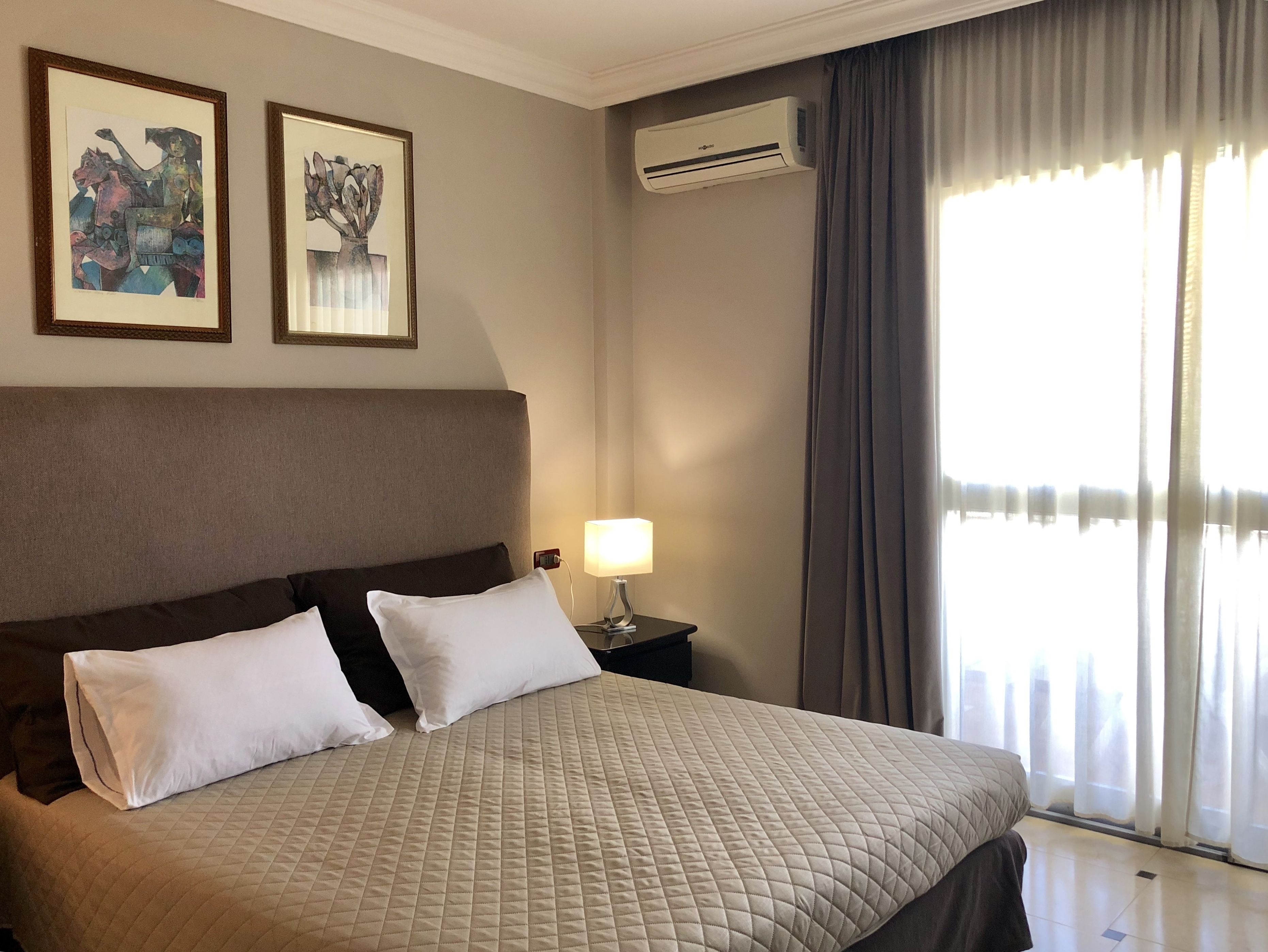 Minibar, brankas, meja kerja, dan tempat tidur bayi (biaya tambahan)
