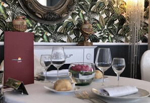 Ze serveren er lunch en diner 