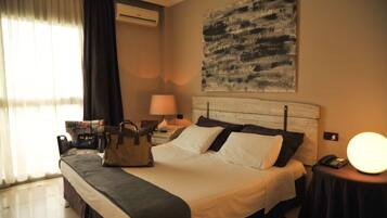 Doppelzimmer | Minibar, Zimmersafe, Schreibtisch, Babybetten