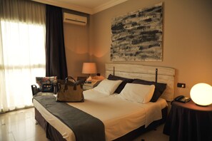 Tweepersoonskamer | Een minibar, een kluis op de kamer, een bureau, babybedden (toeslag)