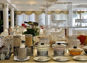 Buffet déjeuner gratuit tous les jours