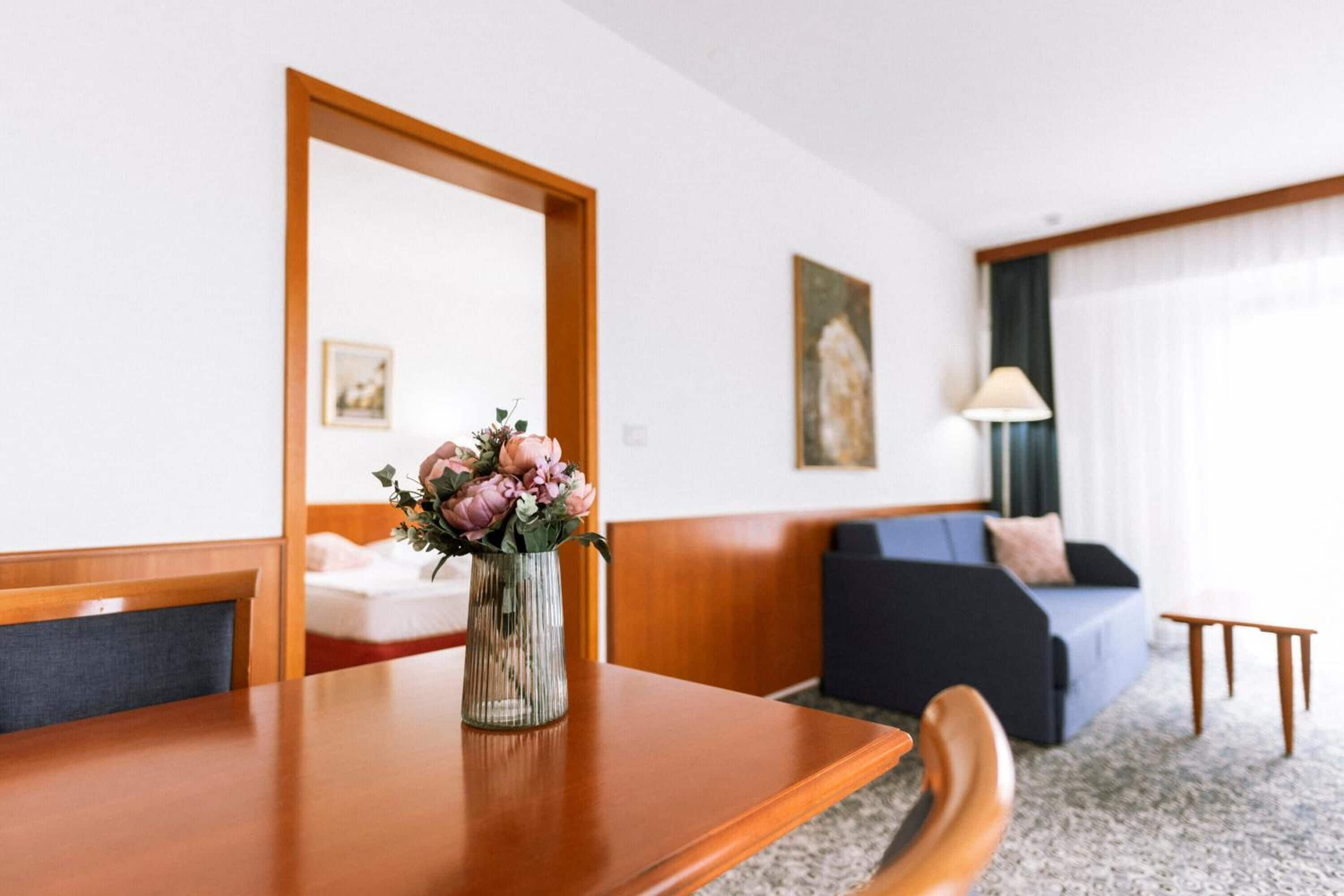 Colchones con pillow-top, minibar y caja de seguridad en la habitación 