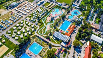 Una piscina techada, una piscina al aire libre