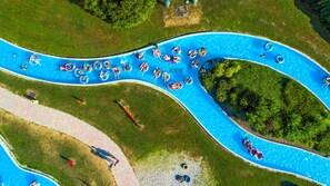 Una piscina cubierta, una piscina al aire libre