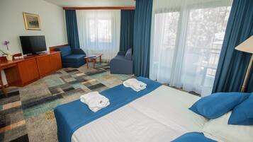 Senge med topmadrasser, minibar, pengeskab på værelset, skrivebord