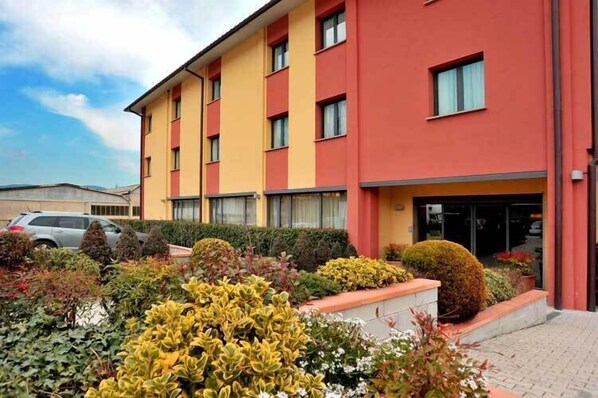 Vista frontal de la propiedad