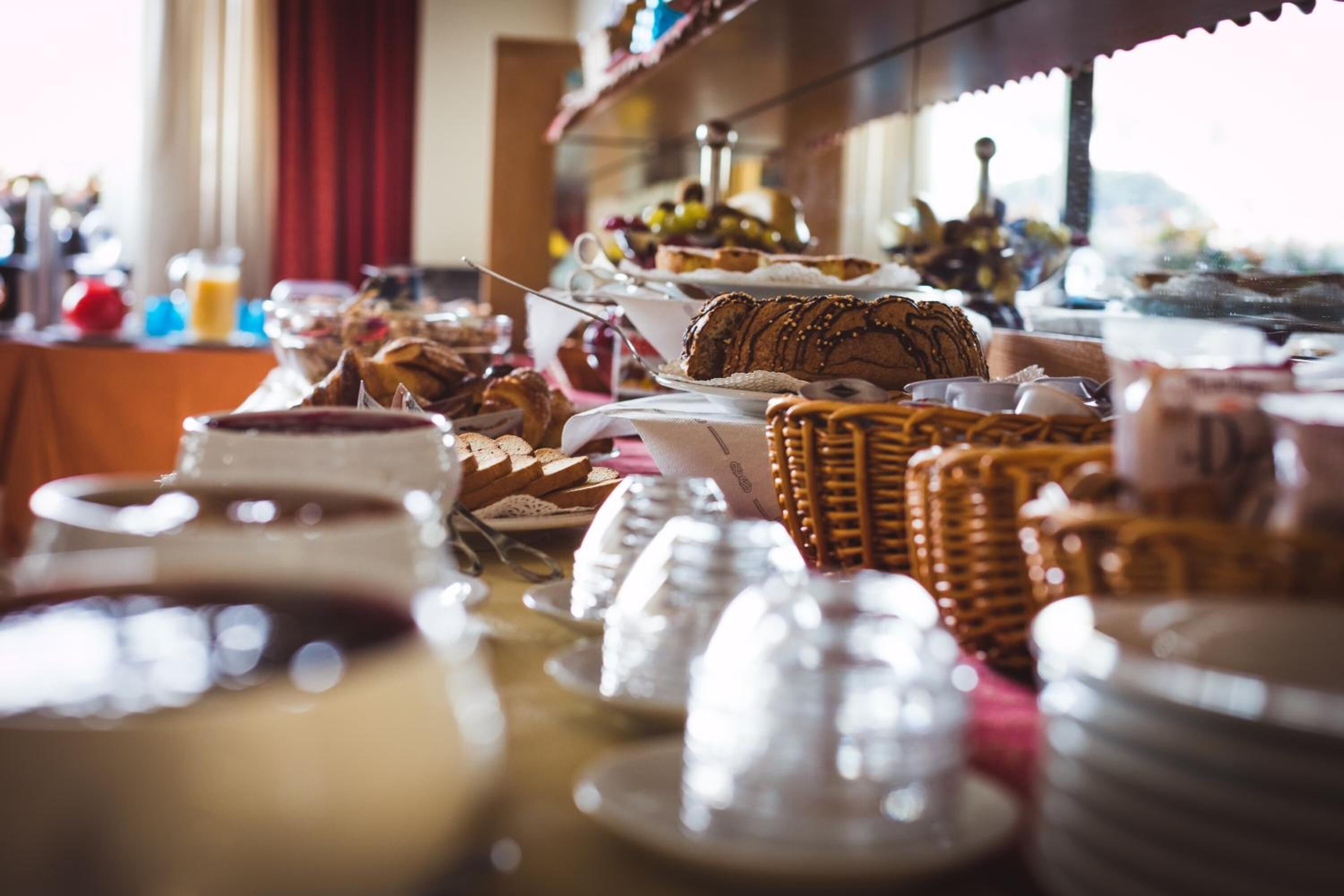 Ein reichhaltiges Buffet mit verschiedenen Speisen und Gerichten.