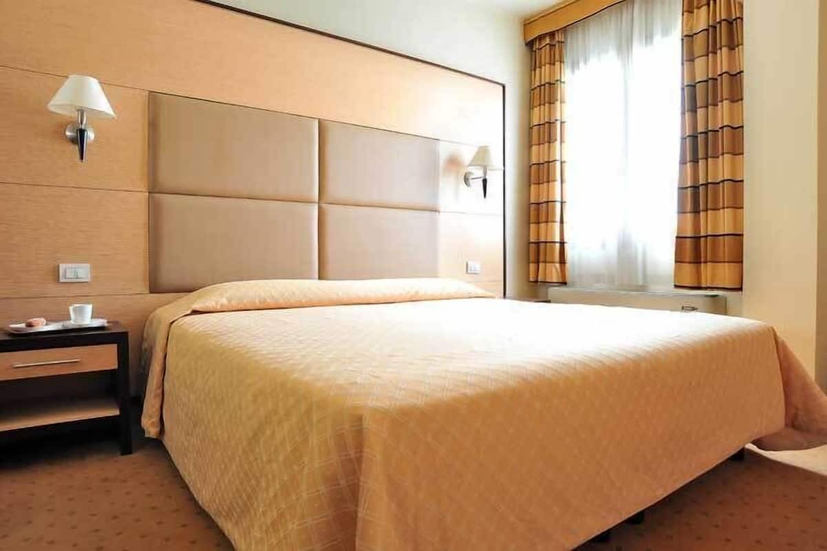 hypo-allergenic bedding, in-room safe, desk, blackout curtains