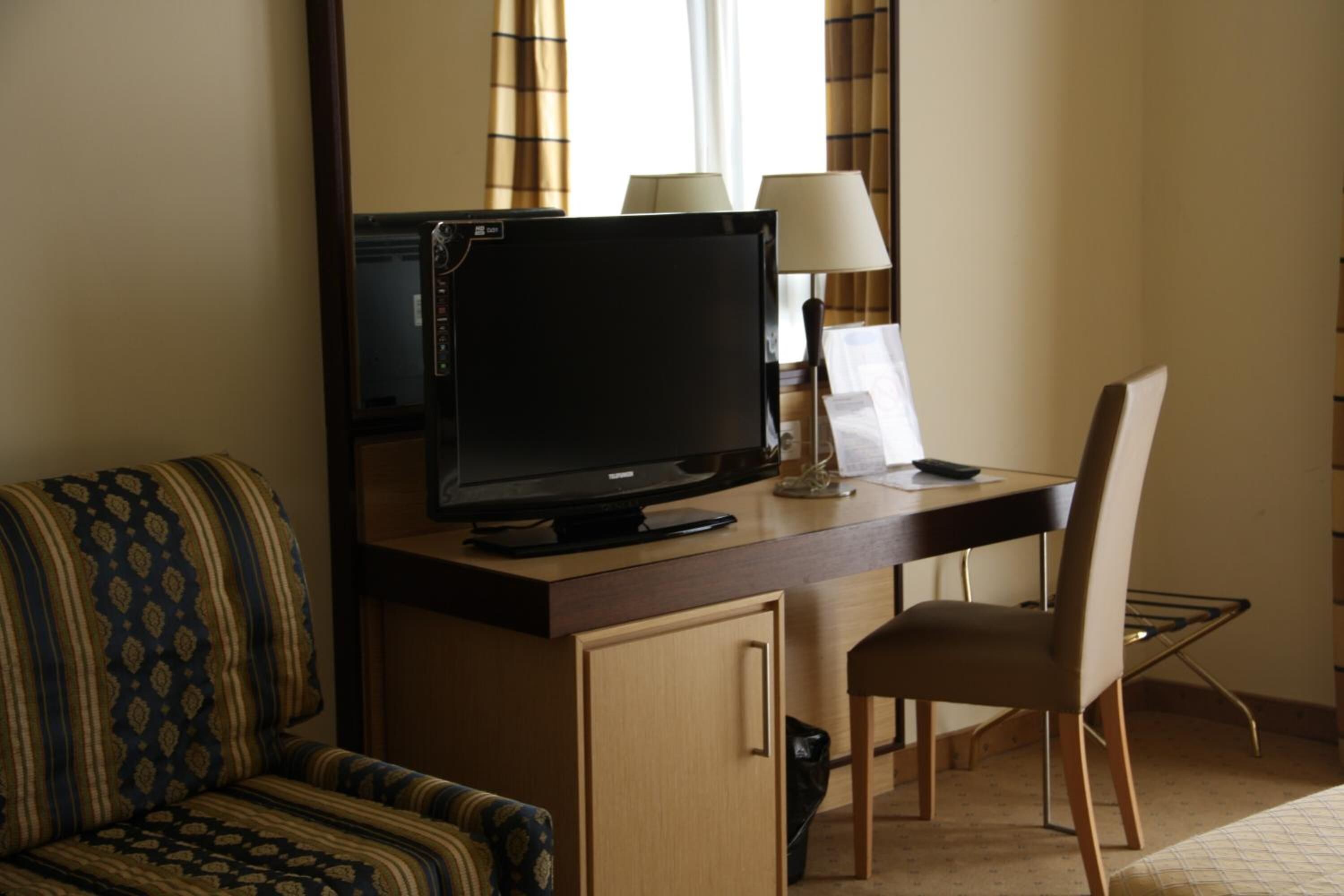 hypo-allergenic bedding, in-room safe, desk, blackout curtains