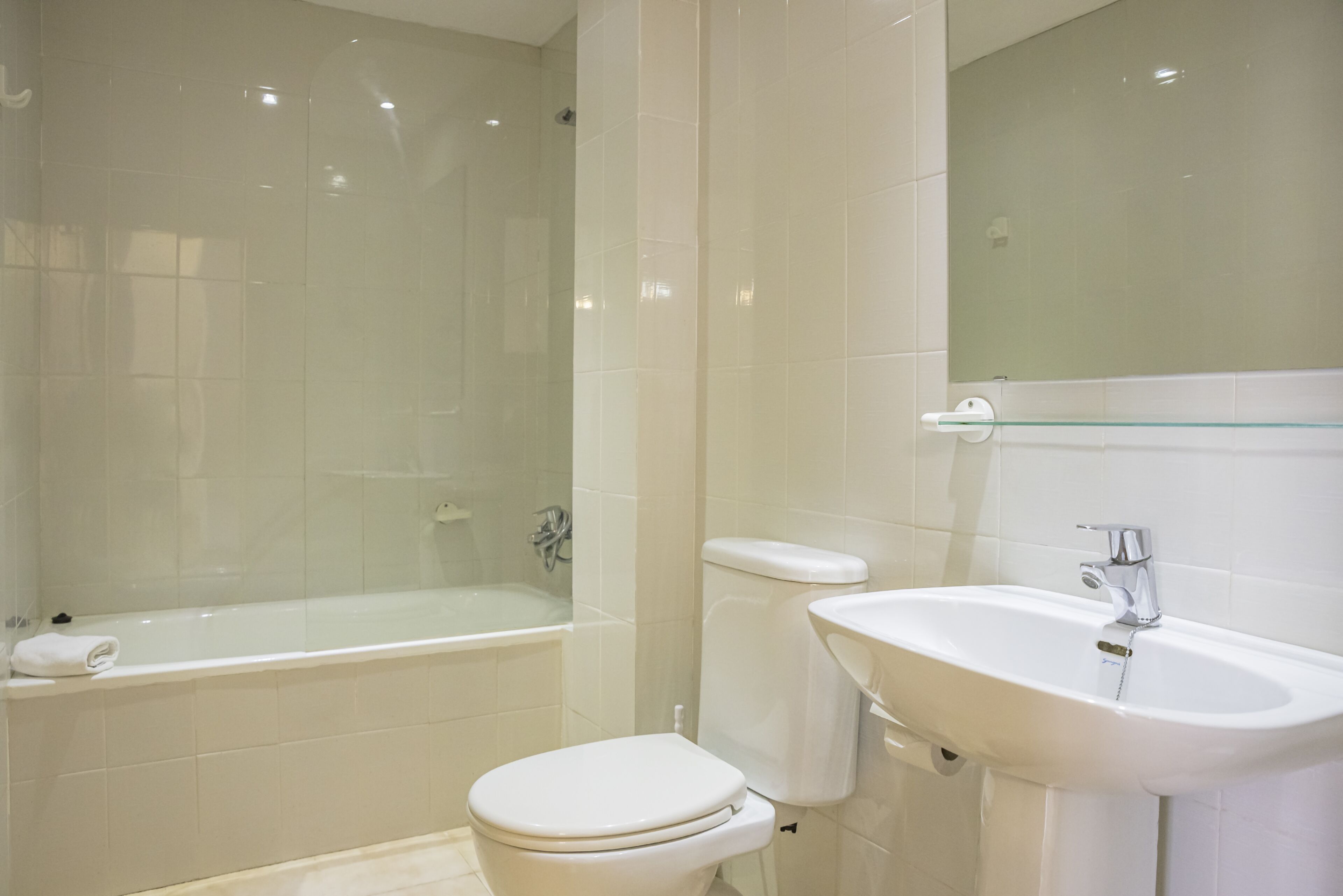 Un baño moderno con bañera, inodoro y lavamanos.
