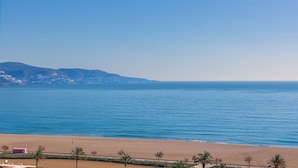 A beach with a clear view of the sea and distant mountains. - Apartaments Comte d'Empuries (Castello d'Empuries)
