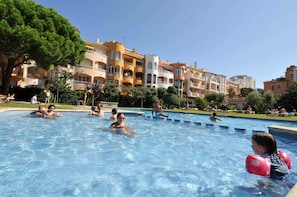 4 outdoor pools, pool loungers