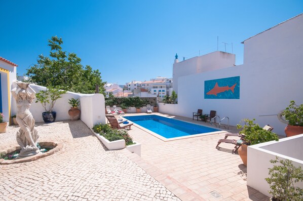 สระว่ายน้ำกลางแจ้ง, เก้าอี้อาบแดดริมสระ