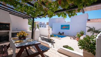 Petit déjeuner et dßner servis sur place, vue sur la piscine