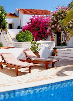 Piscine extérieure, chaises longues